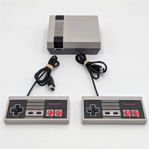 Nintendo Classic Mini - 2 Controllere - Konsol - SNR CEE101499628 (A Grade) (Genbrug)